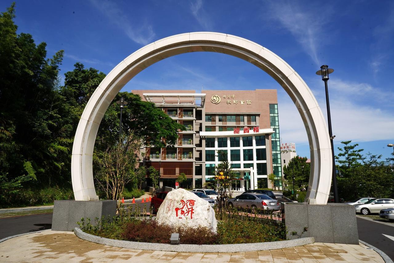 Sun Moon Lake Teachers' Hostel Yuchi Bagian luar foto